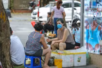 Bất chấp lệnh cấm, hàng quán vỉa hè vẫn ngang nhiên hoạt động 