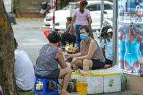 Bất chấp lệnh cấm, hàng quán vỉa hè vẫn ngang nhiên hoạt động 