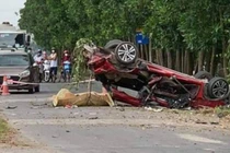 Xe con bị “vò nát” sau va chạm với xe tải khiến 3 người tử vong