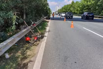 Truy tìm tài xế ô tô tông tử vong công nhân trên đại lộ Thăng Long