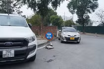 Ô tô đỗ đầy vỉa hè, lòng đường: "Trách nhiệm CA phường Mễ Trì ở đâu?"