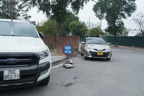 Ô tô đỗ đầy vỉa hè, lòng đường: "Trách nhiệm CA phường Mễ Trì ở đâu?"
