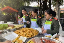 Hà Nội: Ấm lòng bữa cơm giá 0 đồng giữa tiết trời giá rét