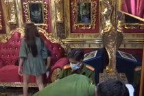 Video: Sau vụ nổ súng kinh hoàng, karaoke XO ở Tiền Giang lại có “biến”