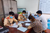 Nữ tài xế đỗ ôtô ngược chiều giữa ngã tư để mua rau: Bị phạt thế nào?