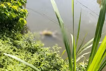 Phát hiện thi thể bé trai khoảng 3 tuổi dưới ao nước cạnh nhà