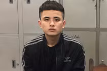 Nam thanh niên đâm bạn gái trọng thương rồi lấy điện thoại bỏ đi