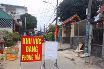 Người dân khu phong tỏa: Đặt hàng quà Tết, nhận bánh cổ truyền từ người thân