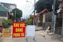 Người dân khu phong tỏa: Đặt hàng quà Tết, nhận bánh cổ truyền từ người thân