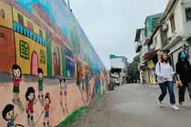 Người dân thích thú với bức tường bích họa cạnh nhà máy Rạng Đông