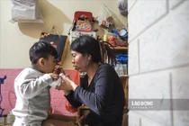 Nhà trọ 10m2 của mẹ con nữ lao công cùng đi gom rác mỗi ngày ở Hà Nội
