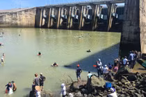 Vì sao hàng trăm người dân mò mẫm ở đập thủy điện Trị An?