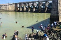 Vì sao hàng trăm người dân mò mẫm ở đập thủy điện Trị An?