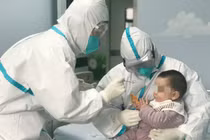Bé 2 tháng tuổi ở Hà Nội dương tính với SARS-CoV-2