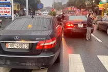 Từ vụ 2 xe Mercedes cùng biển số: Phá dường dây làm giả giấy tờ