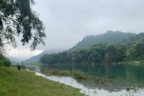 Lật thuyền trên hồ thuỷ điện khiến 4 học sinh mất tích