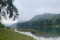 Lật thuyền trên hồ thuỷ điện khiến 4 học sinh mất tích