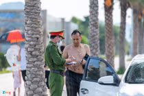 Hàng trăm tài xế ôtô thiếu ý thức khi tắm biển ở Hạ Long