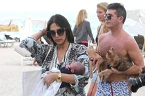 Ông trùm Simon Cowell đi với người tình, gái vẫn vây quanh