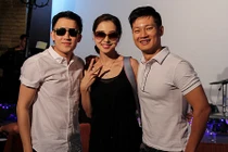 Dương Triệu Vũ quần sọoc dép tông tập hát cùng mỹ nhân