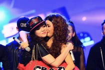 “Ca sĩ nhà trăm tỷ” khoe con gái trên sân khấu