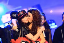 “Ca sĩ nhà trăm tỷ” khoe con gái trên sân khấu