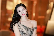 Hoa hậu Thùy Dung diện váy trễ nải đi dự tiệc