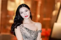 Hoa hậu Thùy Dung diện váy trễ nải đi dự tiệc