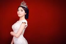 Hoa hậu Kỳ Duyên đẹp kiêu sa với đầm dạ hội trắng