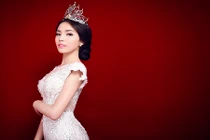 Hoa hậu Kỳ Duyên đẹp kiêu sa với đầm dạ hội trắng