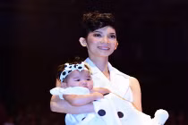 Xuân Lan bế con gái lên sàn catwalk