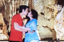 Vũ Hoàng Việt hôn bồ già tình tứ trong động