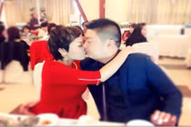 Thái Thùy Linh tình tứ hôn chồng trong lễ đính hôn