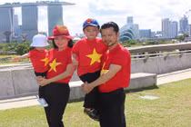 Hùng Cửu Long rủ cả nhà mặc áo dài đi du lịch