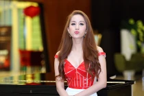 Khánh Thi hóa cô nàng kẹo ngọt ở Đà Nẵng