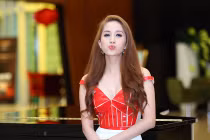 Khánh Thi hóa cô nàng kẹo ngọt ở Đà Nẵng