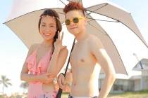 Bắt gặp Hoàng Tôn tình tứ với Minh Thư trên biển