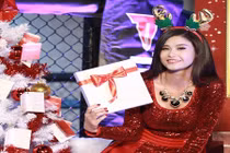 Trương Quỳnh Anh mặc siêu ngắn đón Noel ở Hà Nội