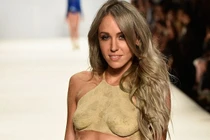 Phát sốt với bộ bikini làm từ cát