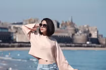 Vân Trang khoe eo thon giữa đất Pháp