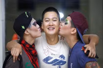 Đức Tuấn bị “cưỡng hôn” trong hậu trường liveshow