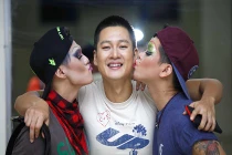 Đức Tuấn bị “cưỡng hôn” trong hậu trường liveshow