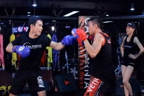 Nhà thiết kế Project Runway “dùng” đấu võ hóa giải mâu thuẫn