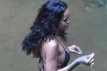 Rihanna lộ ảnh vòng ba cong vút