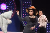 Việt Hương cởi đồ trả Hoài Linh trên sân khấu