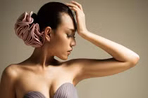 Diện váy cưới lạ như siêu mẫu Diệu Huyền