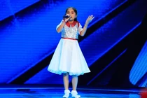 The Voice Kids dậy sóng với em bé hát "Huyền thoại mẹ"