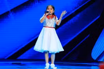 The Voice Kids dậy sóng với em bé hát "Huyền thoại mẹ"
