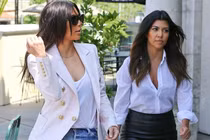 Thời trang dạo phố te tua của Kim siêu vòng ba