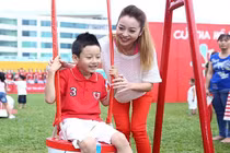 Jennifer Phạm và con trai xuyệt tông dạo phố cuối tuần